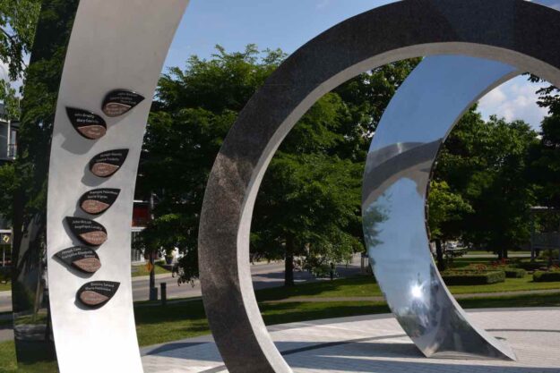 Monument aux Familles Fondatrices de Ste-Foy, Qc